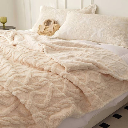 Luxurious Nordic-Style Coral Fleece Blanket